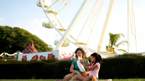 Mujer-Y-Niña-En-El-Parque-De-Atracciones